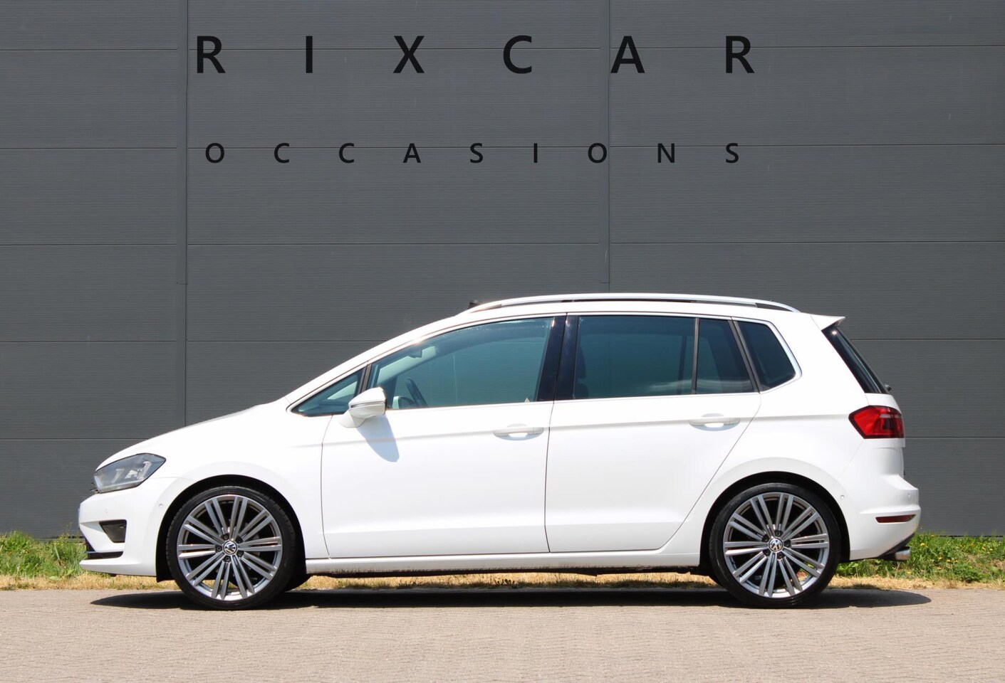 Volkswagen Golf Sportsvan - 1.2 TSI Highline DSG Panodak Leder LED Trekhaak - AutoWereld.nl