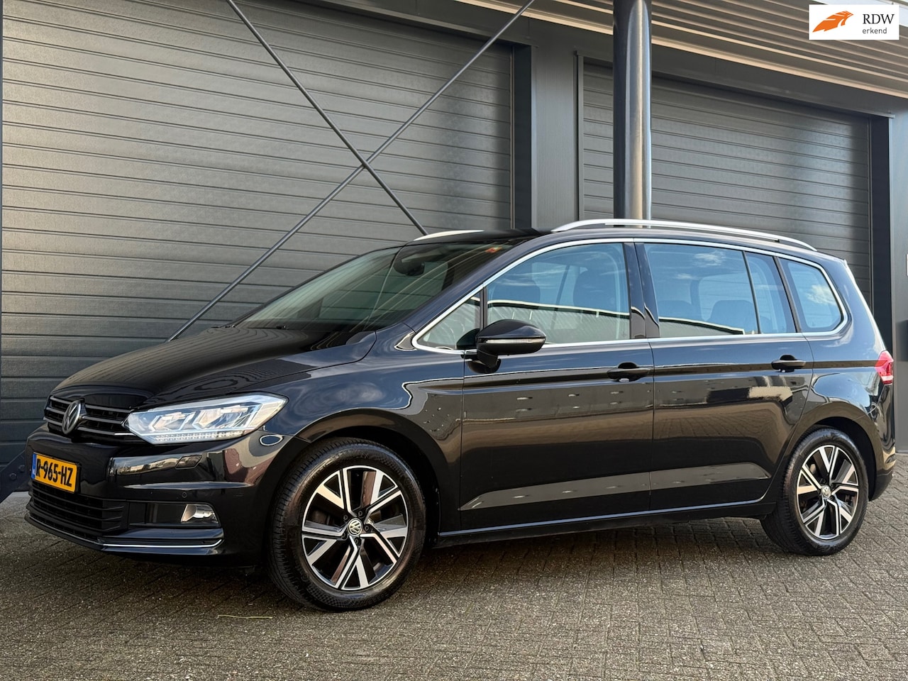 Volkswagen Touran - 1.5 TSI Highline Business R 1.5 TSI Highline Business R, Camera, Stoelverw.,Trekhaak, 5Persoons - AutoWereld.nl