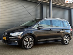 Volkswagen Touran - 1.5 TSI Highline Business R, Camera, Stoelverw., Trekhaak, 5Persoons