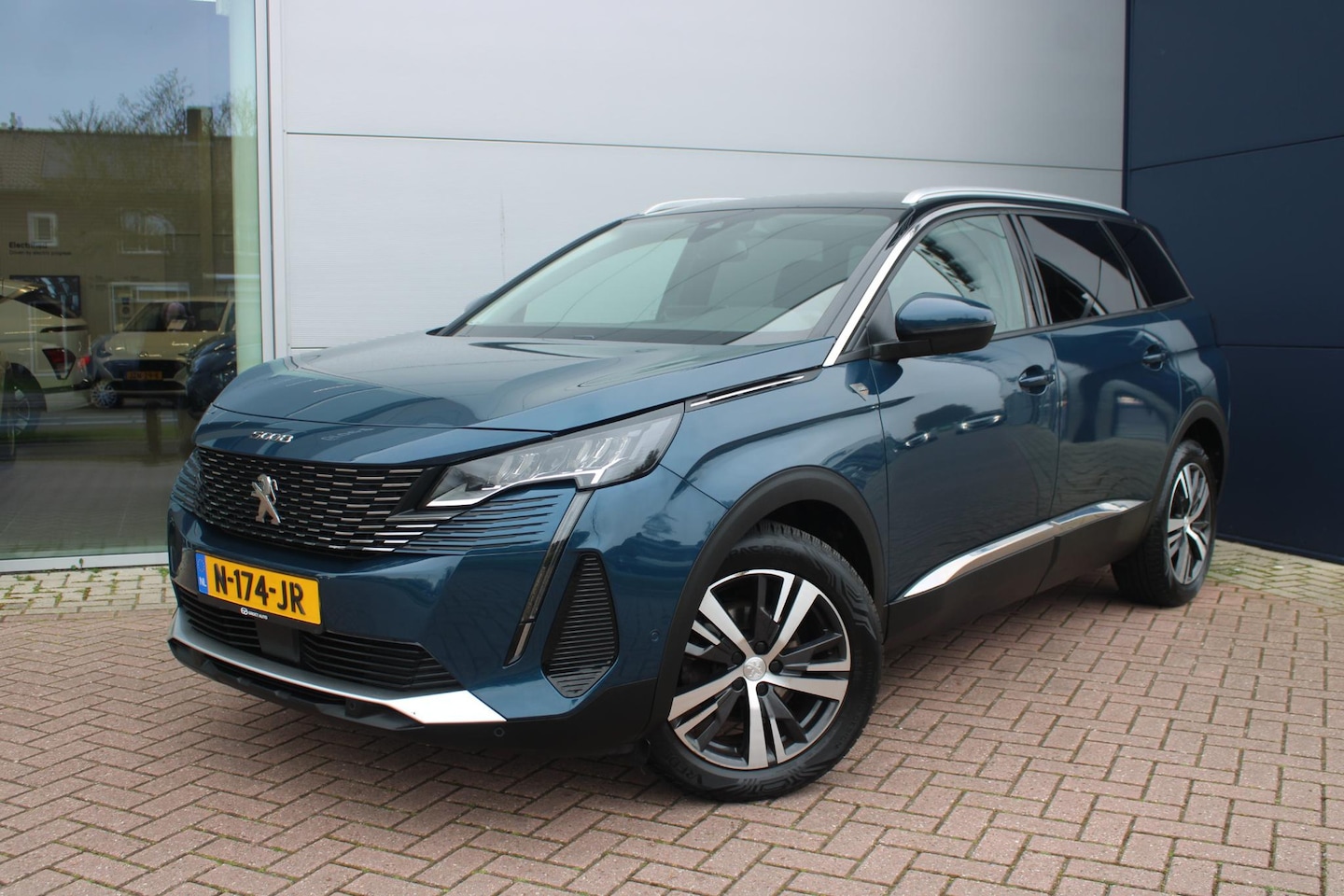 Peugeot 5008 - 1.2 PureTech 130pk Road Trip 7-zits Airco Navi Camera Carplay Nieuwstaat - AutoWereld.nl
