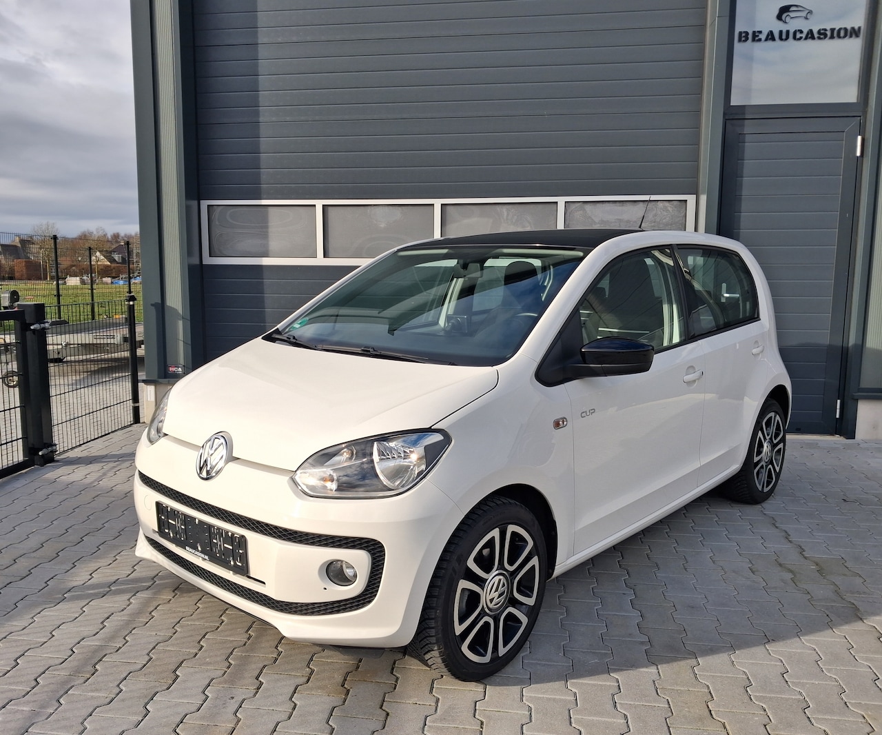 Volkswagen Up! - 1.0 move up! Cup uitvoering *Pano *Airco *Stoelverwarming *5-drs - AutoWereld.nl