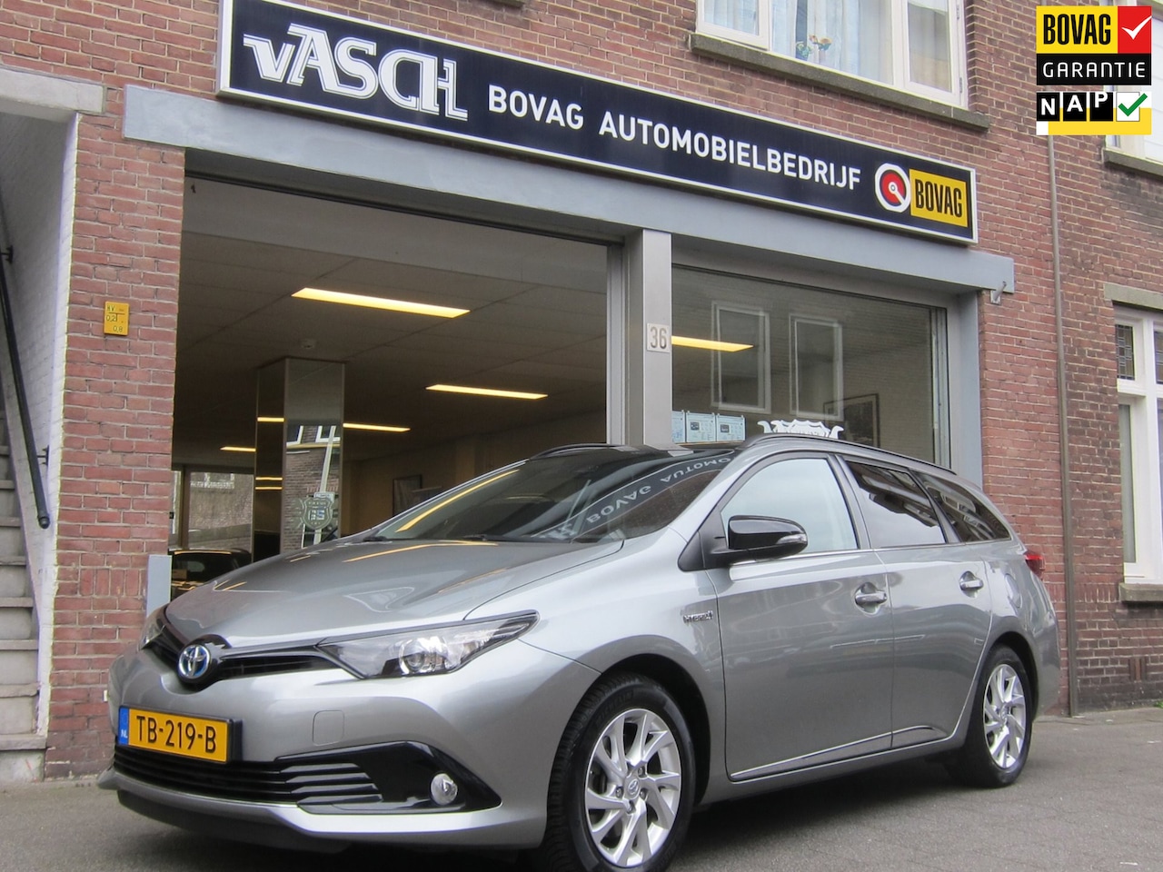 Toyota Auris - 1.8 Hybrid Energy Plus Bi-Tone All in prijs All Seasonbanden - AutoWereld.nl
