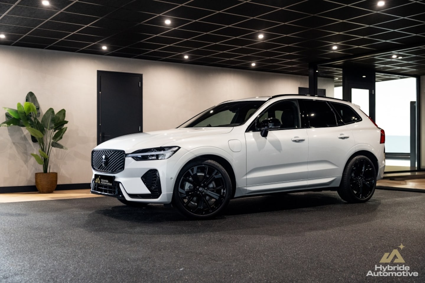 Volvo XC60 - 2.0 T8 AWD U Black Edition | Facelift | B&W | Massage | Trekhaak - AutoWereld.nl
