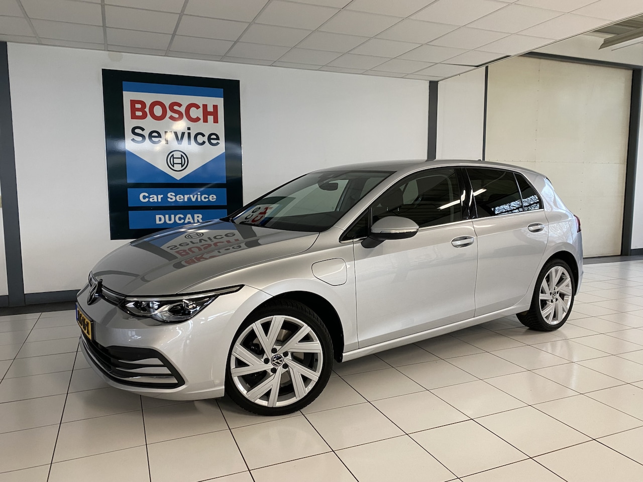 Volkswagen Golf - 1.4 eHybrid Style Carplay / Navigatie / Adapt cruise / Sfeerverlichting - AutoWereld.nl