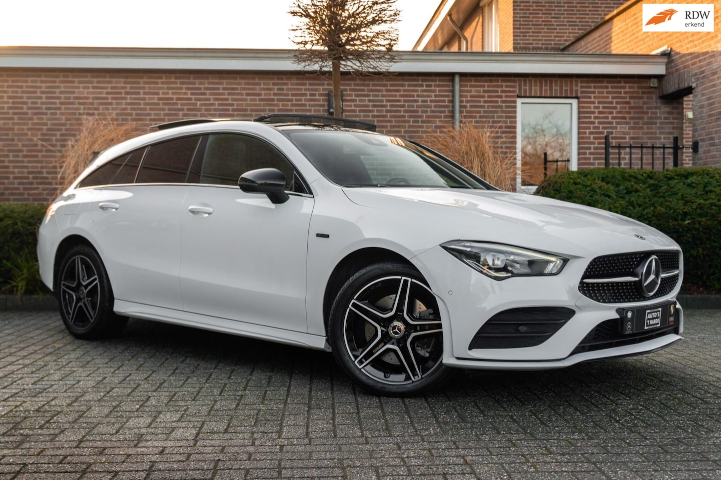 Mercedes-Benz CLA-klasse Shooting Brake - 250 e AMG Night Pakket Pano Leder Widescreen Stoelverwarming Camera 18'' - AutoWereld.nl