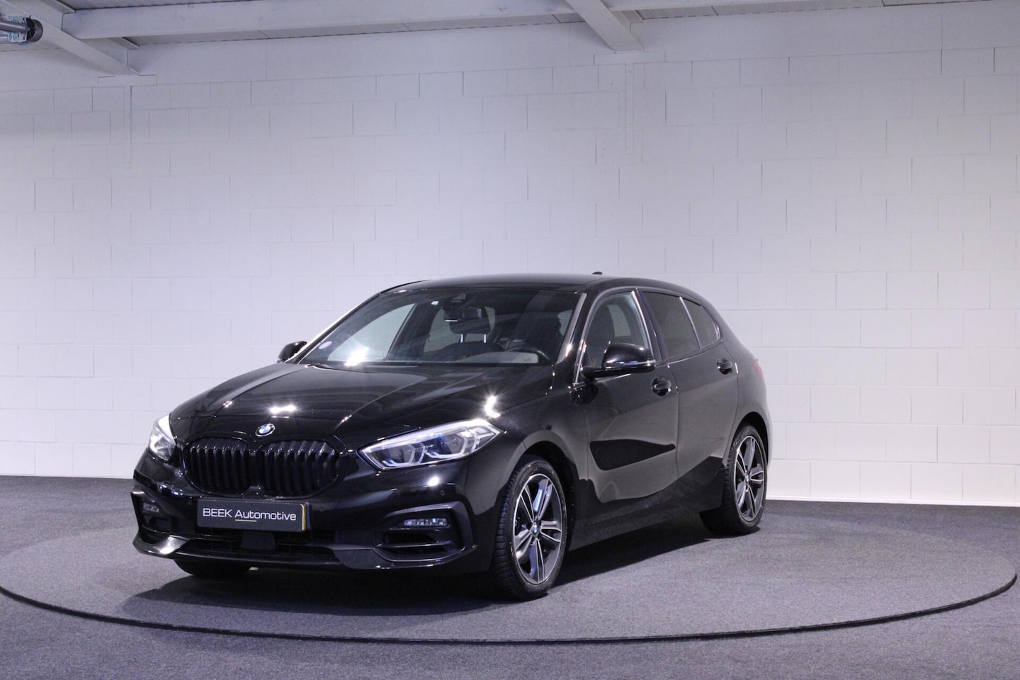 BMW 1-serie - 118i Sport High Executive | H/K | PDC | Apple CarPlay - AutoWereld.nl