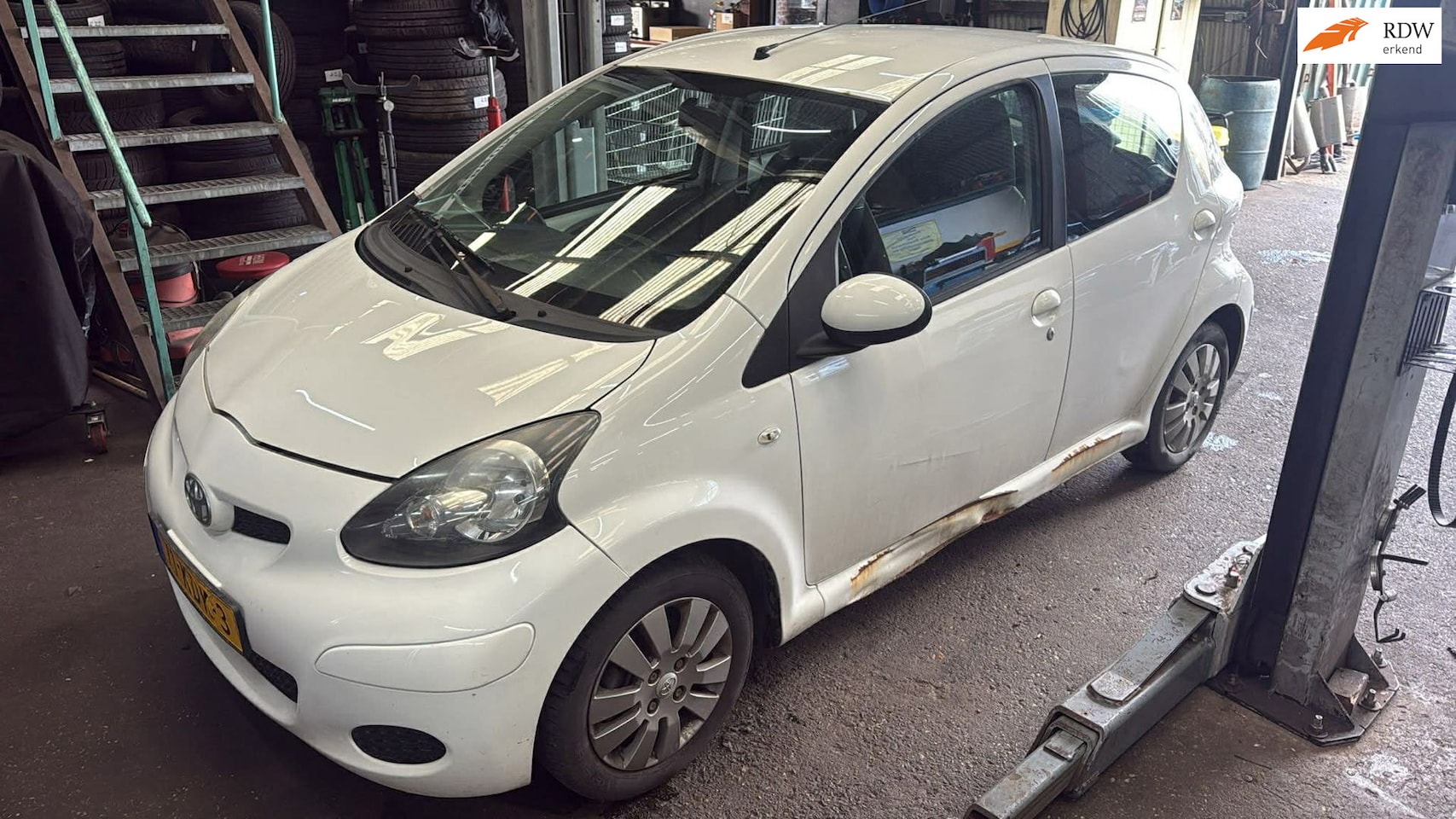 Toyota Aygo - 1.0-12V Xcite White inruil auto met airco! - AutoWereld.nl