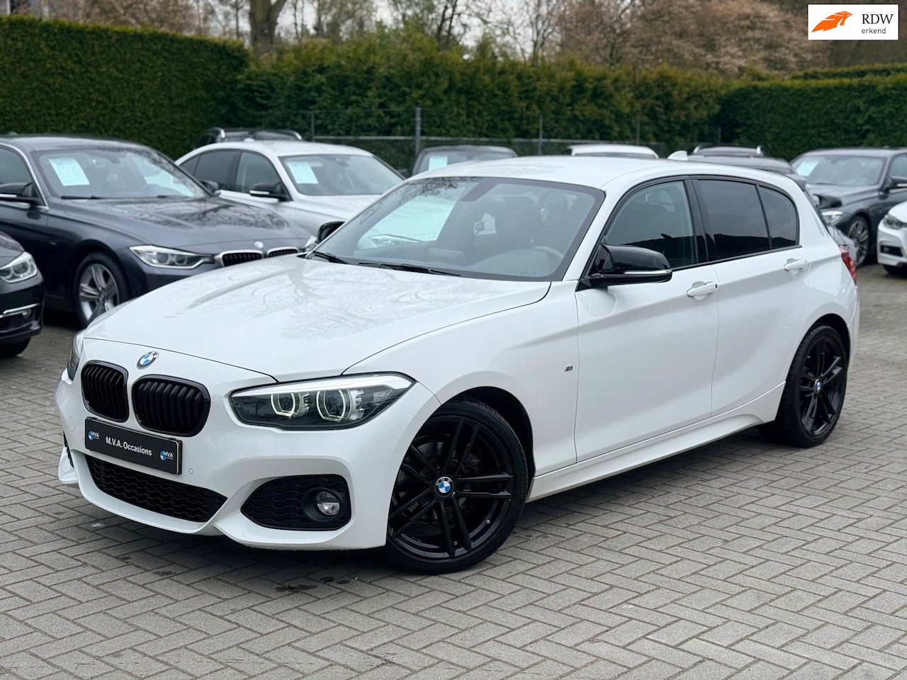 BMW 1-serie - 118i Edition M Sport Shadow Executive|Navigatie|Automaat|Airco|Led|18 inch M|Nette staat.. - AutoWereld.nl
