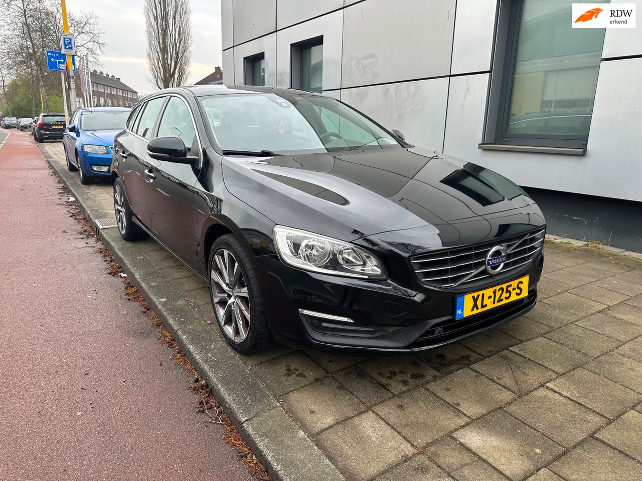 Volvo V60 - 2.0 D3 R-Design Airco euro 6 - AutoWereld.nl