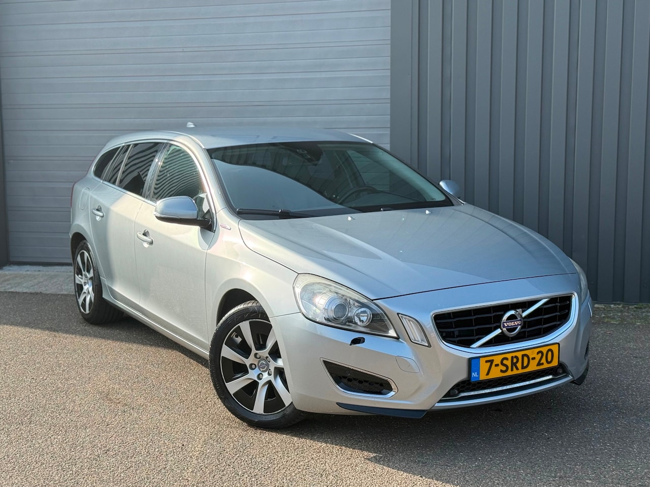 Volvo V60 - 2.4 D6 AWD Plug-In Hybrid Summum 2.4 D6 AWD Plug-In Hybrid Summum - AutoWereld.nl
