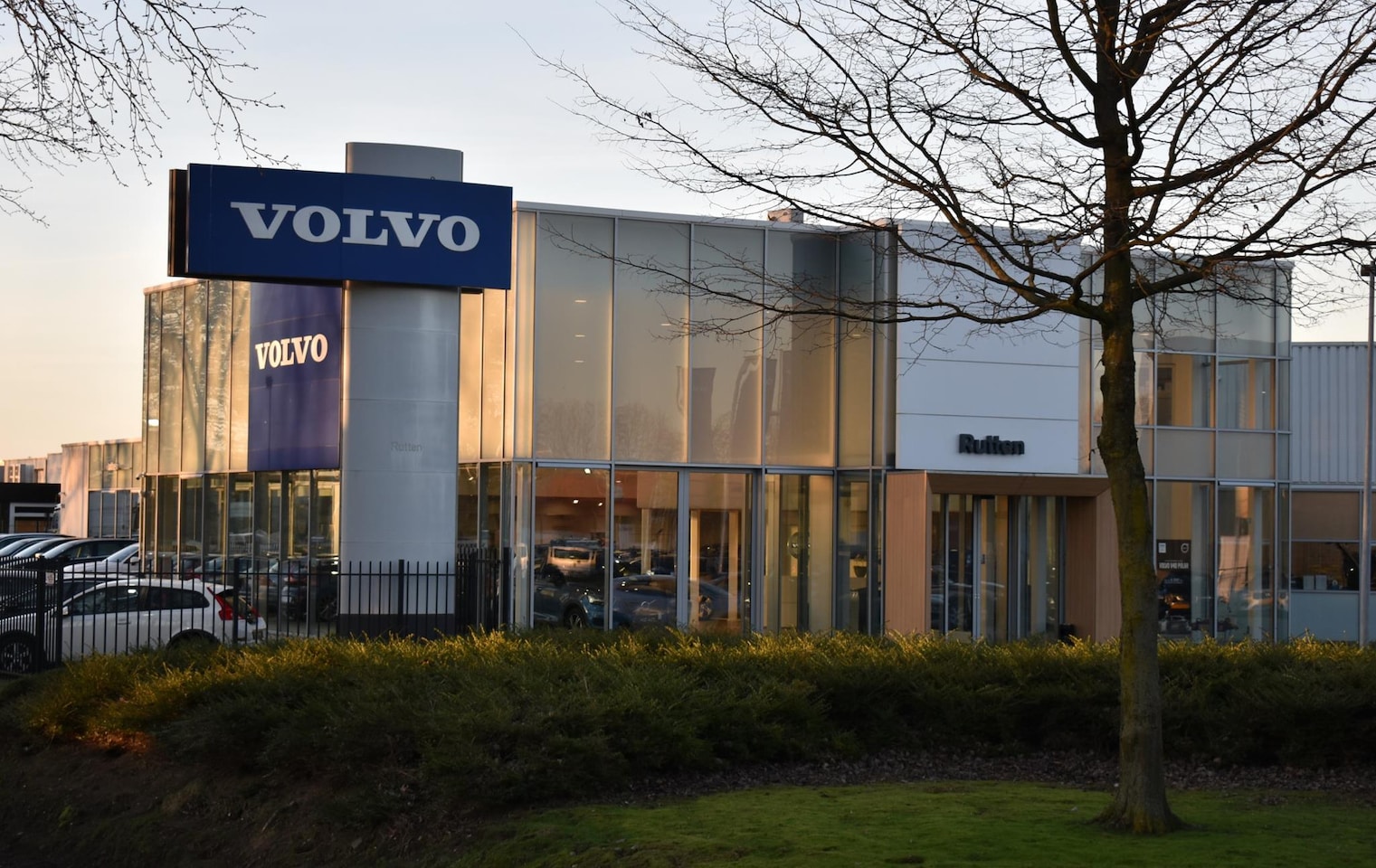 Volvo V40 - T3 150PK Kinetic / Parkeercamera met Sensoren / Cruise control / Bluetooth / All seasonban - AutoWereld.nl