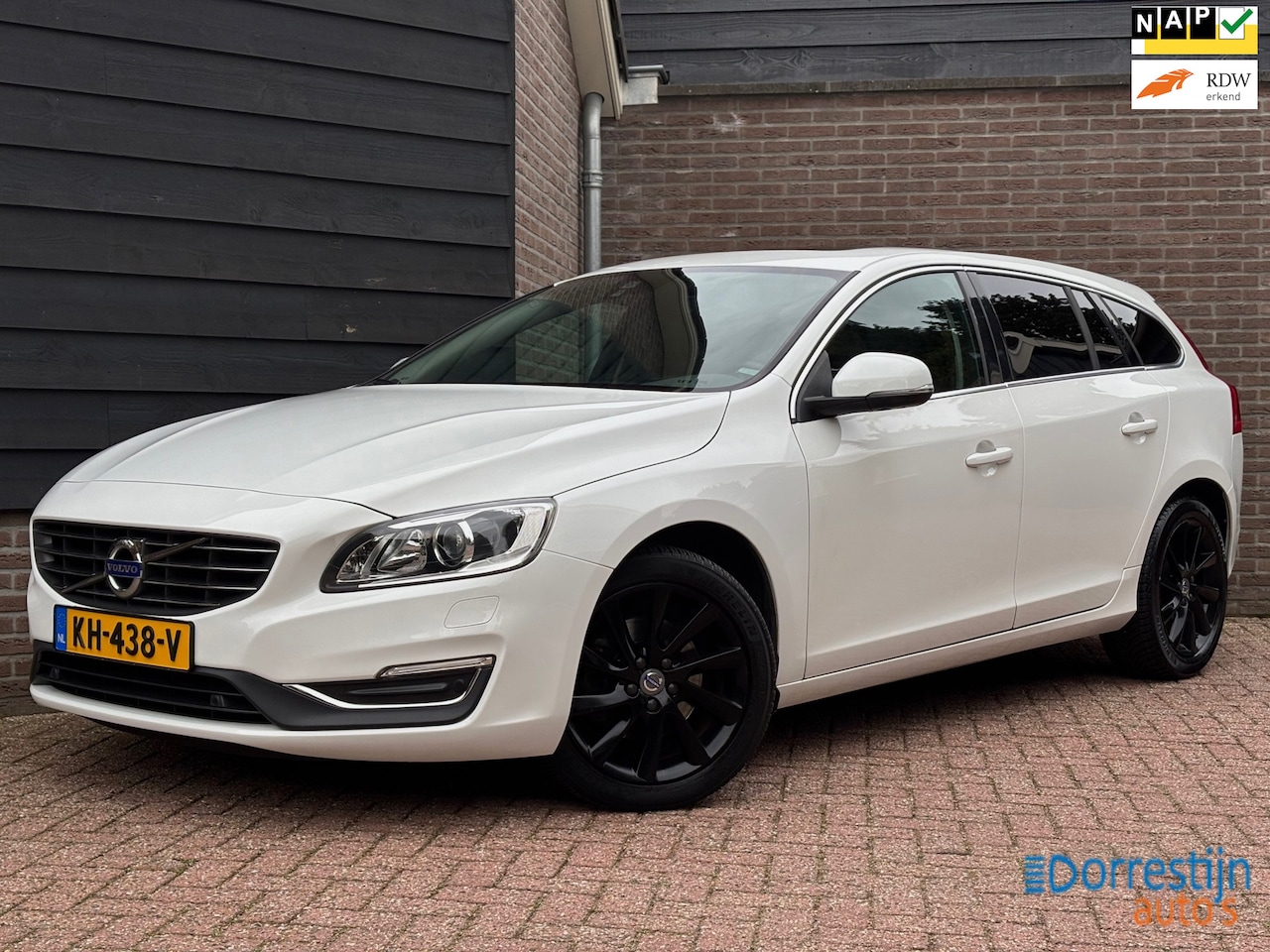 Volvo V60 - 1.5 T2 Momentum | Automaat | Leder | Camera | Schuif-/kanteldak - AutoWereld.nl