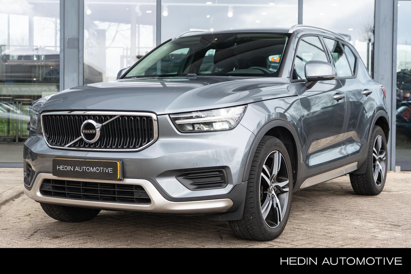 Volvo XC40 - 2.0 T4 Momentum | Stoelverwarming Voor & Achter + Stuurverwarming | Keyless Entry | Parkee - AutoWereld.nl