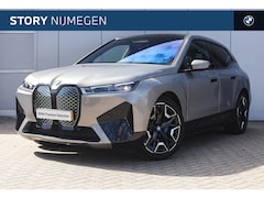 BMW iX - xDrive40 High Executive / Sportpakket / Trekhaak / Panoramadak / Comfort Access / Laserlig