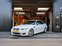 BMW M5 - 5-serie in Alpine White|1e Lak |kettingspannerupgrade|Hud|Legendarisch