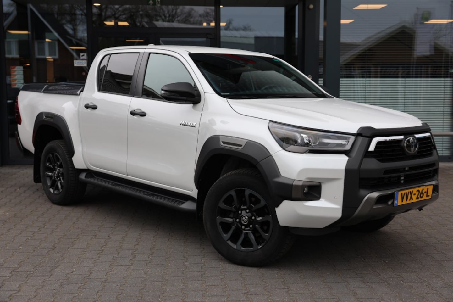 Toyota HiLux - 2.8 D-4D DUBBEL CABIN INVINCIBLE BE TREKKER 5 SITZ A/T 4WD VAN - AutoWereld.nl