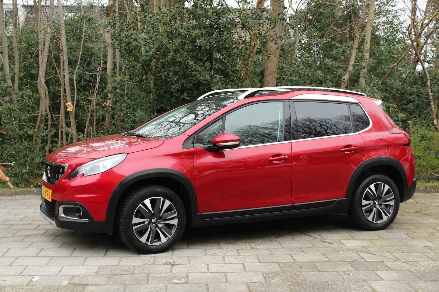 Peugeot 2008 - 1.2 PureTech Allure trekhaak clima cruise half leer enz. - AutoWereld.nl