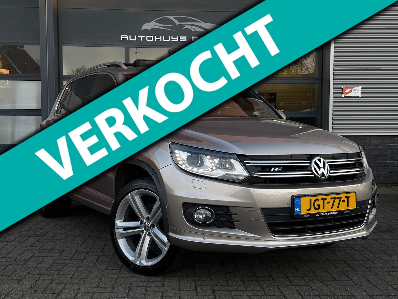 Volkswagen Tiguan - 2.0 TSI 4Motion R-Line Pano Trekhaak Camera PDC Navi Lane Assist - AutoWereld.nl