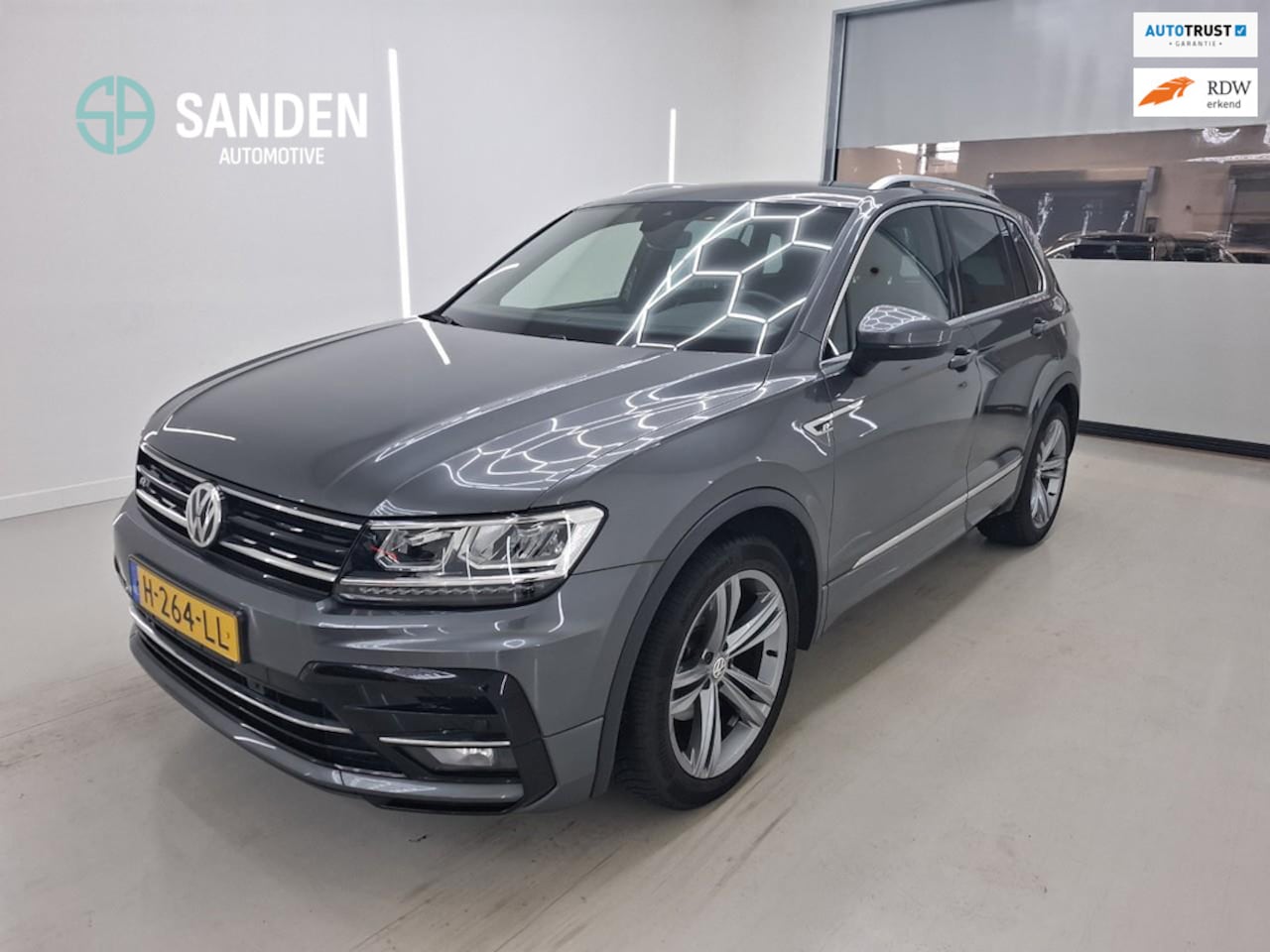 Volkswagen Tiguan - 1.5 TSI ACT Comfort Business R Line|Automaat|Led|Navi|Dodehoek|19inch - AutoWereld.nl