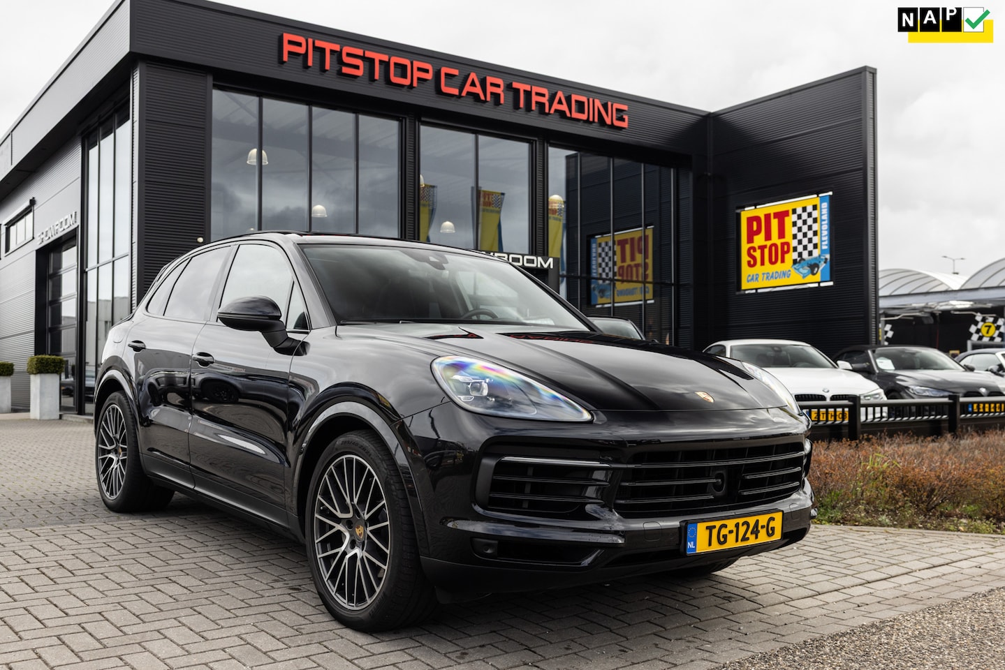 Porsche Cayenne - 3.0 E-Hybrid 3.0 E-Hybrid, NL Auto, Luchtvering, Trekhaak, 18-wegs, ACC! - AutoWereld.nl