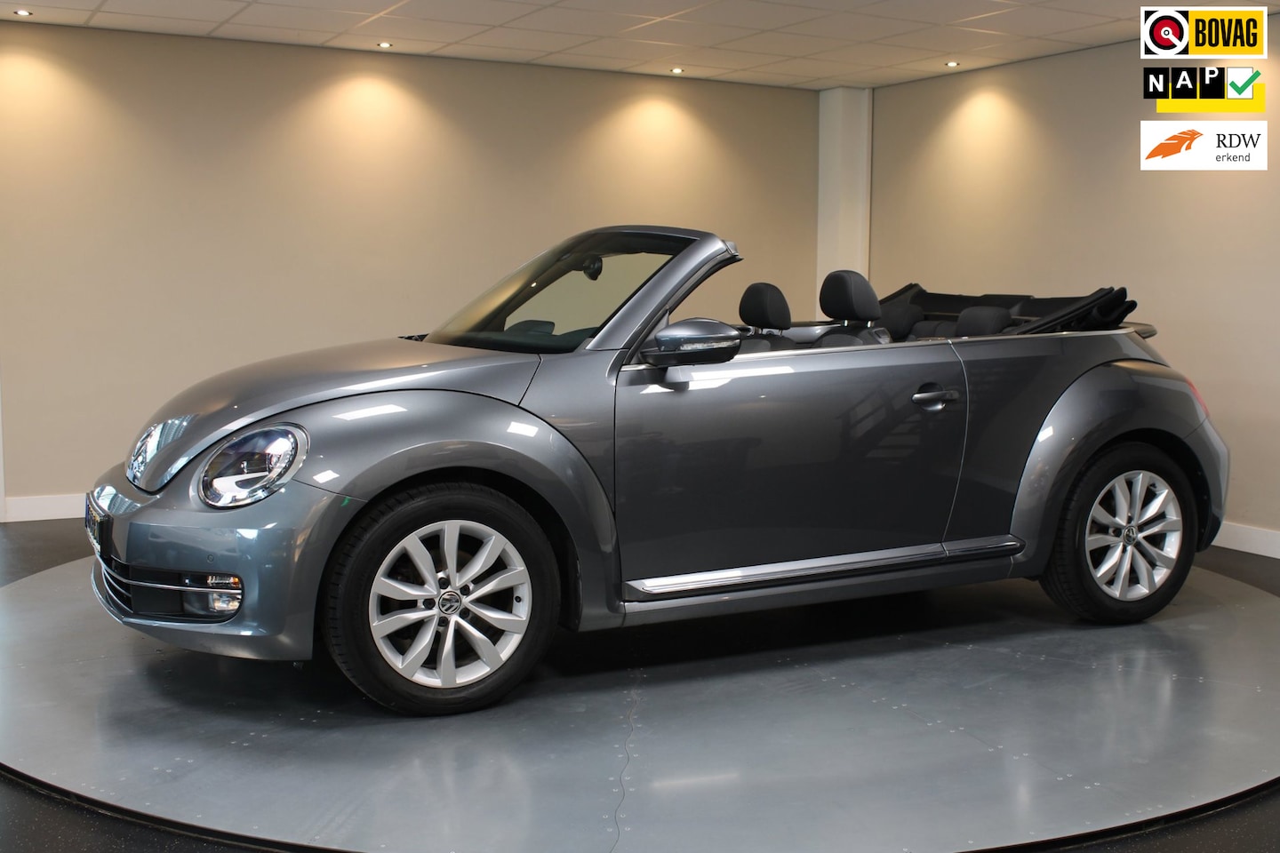 Volkswagen Beetle Cabriolet - 1.2 TSI Design BlueMotion *Automaat* Stoelverw.|Fender Audio|Windscherm|Cruise|Navi|NAP - AutoWereld.nl