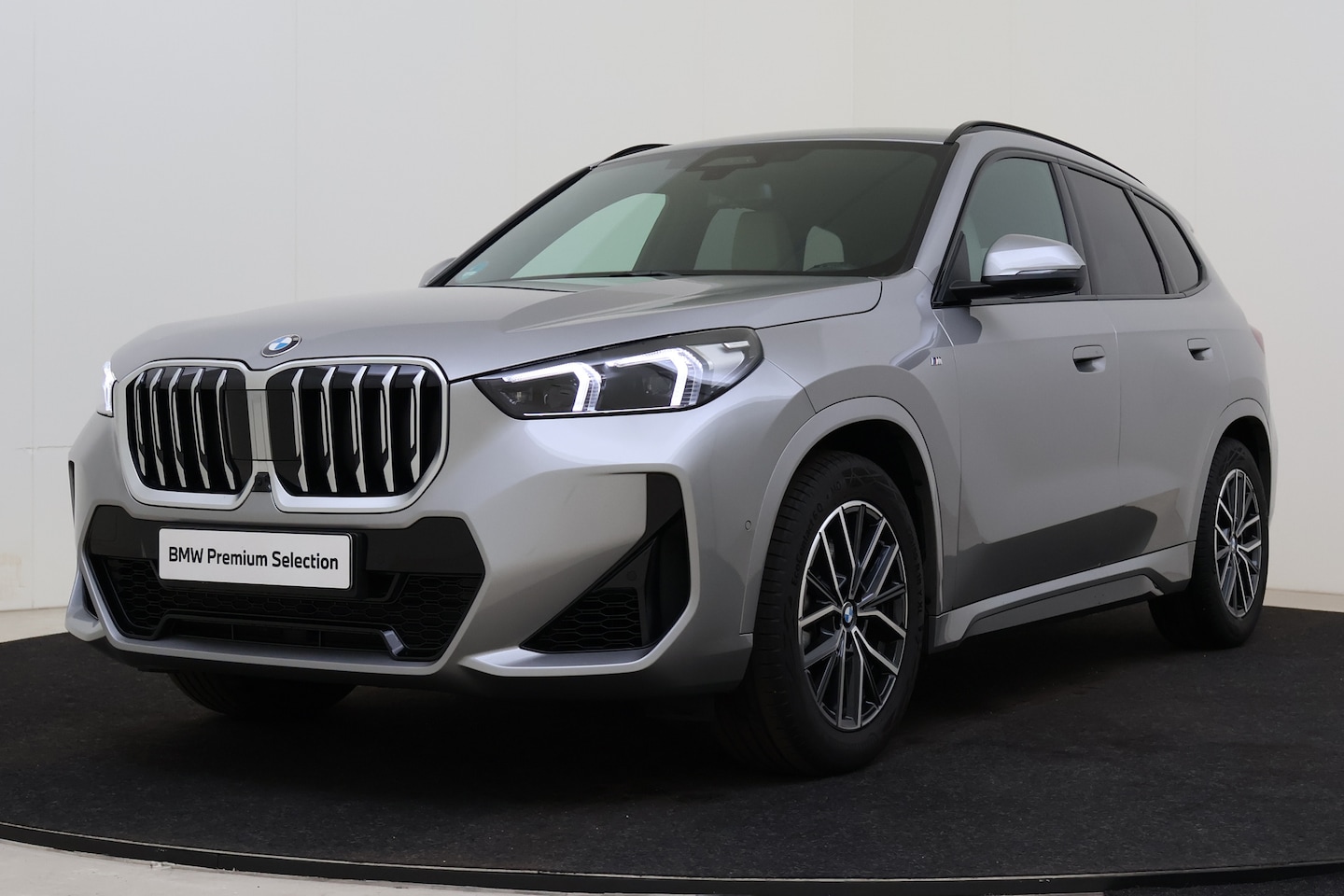 BMW X1 - xDrive23i High Executive Automaat / Trekhaak / Sportstoelen / M Adaptief onderstel / Head- - AutoWereld.nl