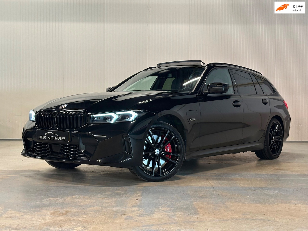 BMW 3-serie Touring - 330e xDrive | PANO | HUD | HARMAN KARDON | SHADOW LINE | TREKHAAK - AutoWereld.nl