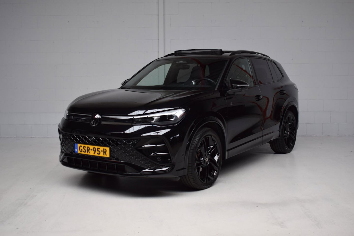 Volkswagen Tiguan - 1.5 eTSI R-Line Edition ORG.NED / PANORAMADAK / 360CAMERA / CARPLAY / SFEERVERLICHTING / N - AutoWereld.nl