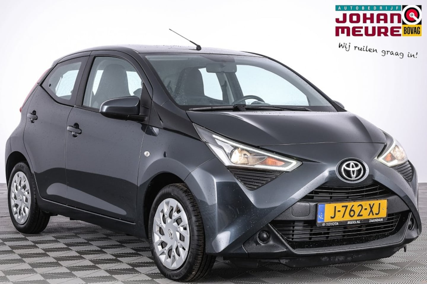 Toyota Aygo - 1.0 VVT-i x-play 5drs | AIRCO | CAMERA ✅ 1e Eigenaar *GOEDE VRIJDAG + 2e PAASDAG OPEN!* - AutoWereld.nl