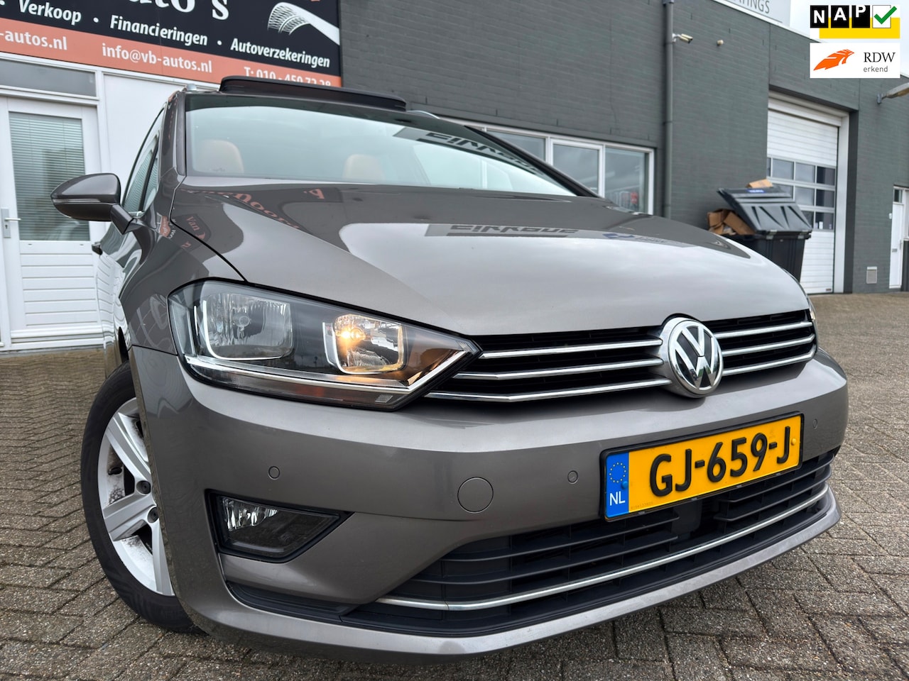 Volkswagen Golf Sportsvan - 1.4 TSI Business Edition in automaat met elec. panoramadak en parkeersensoren en half leer - AutoWereld.nl