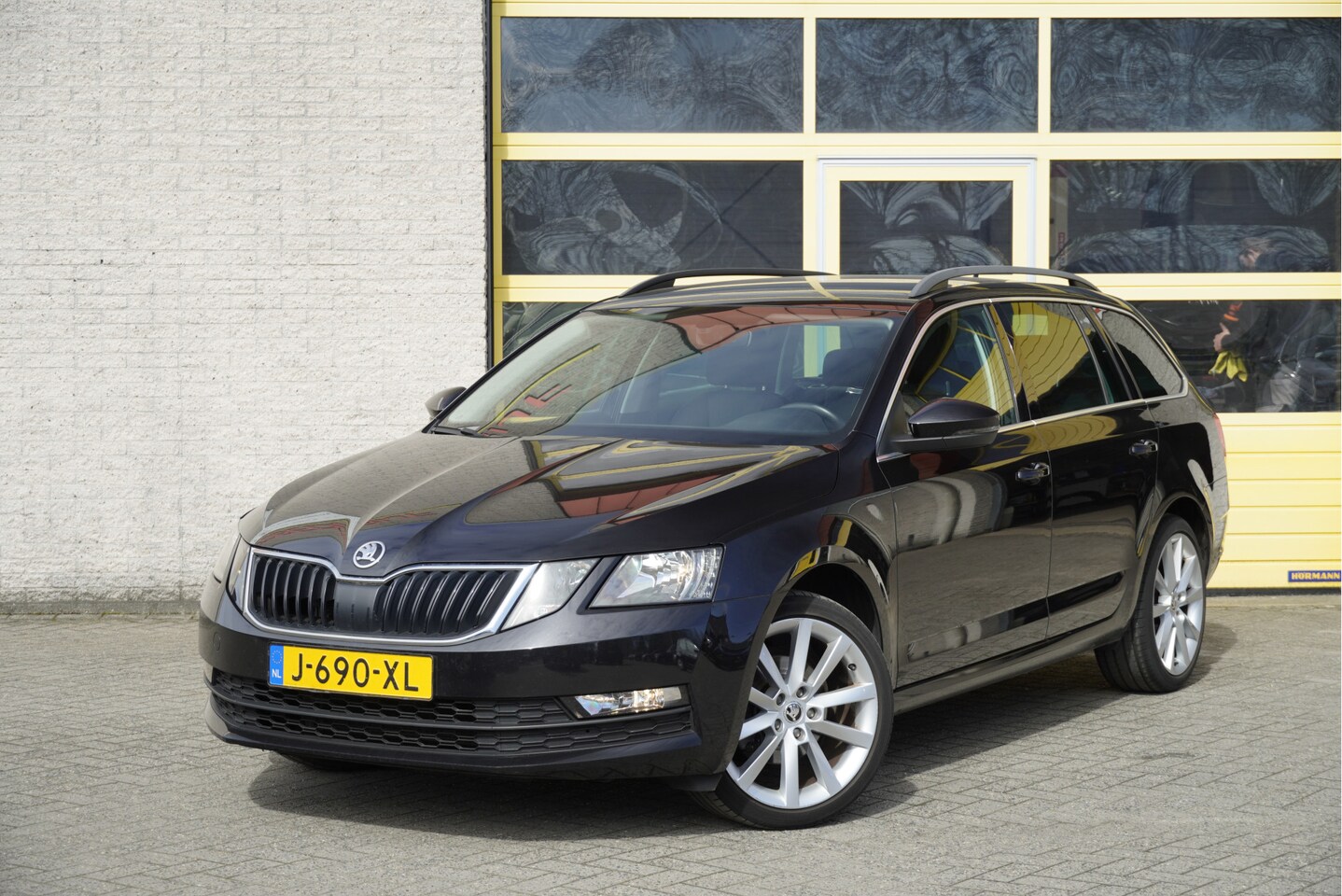 Skoda Octavia Combi - 1.5 TSI 150PK! Automaat Business Edition BJ2020 Lmv 18" | Led | Pdc | Trekhaak | App-Conne - AutoWereld.nl