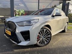 BMW iX2 - eDrive20 67 kWh M-Sport Panoramadak / Lederen bekleding