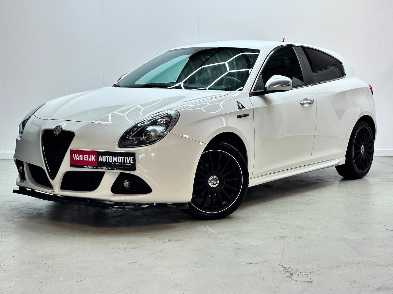 Alfa Romeo Giulietta - Turbo Leer/Alcantara / Stoelverw / Dubbele uitlaat TOP! - AutoWereld.nl