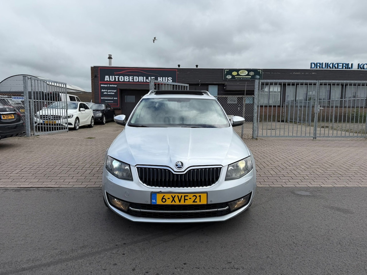 Skoda Octavia Combi - 1.6 TDI DSG-AUTOMAAT NAVI/PANO/CLIMA - AutoWereld.nl