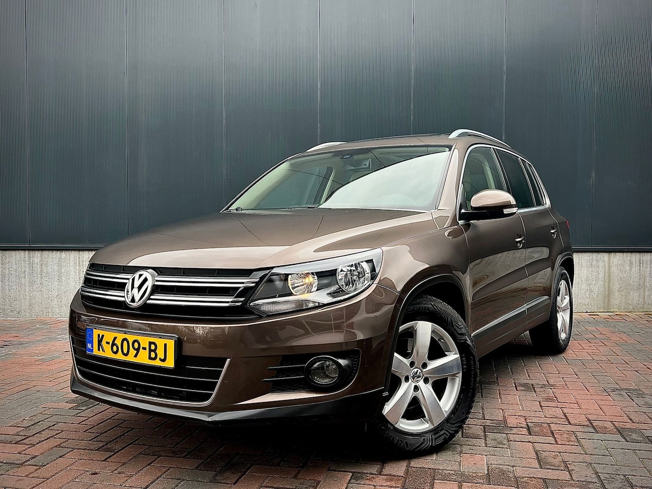 Volkswagen Tiguan - 1.4 TSI R-Line Edition * Pano * Trekhaak * Leer * Stoel-verw * Nette Auto * - AutoWereld.nl