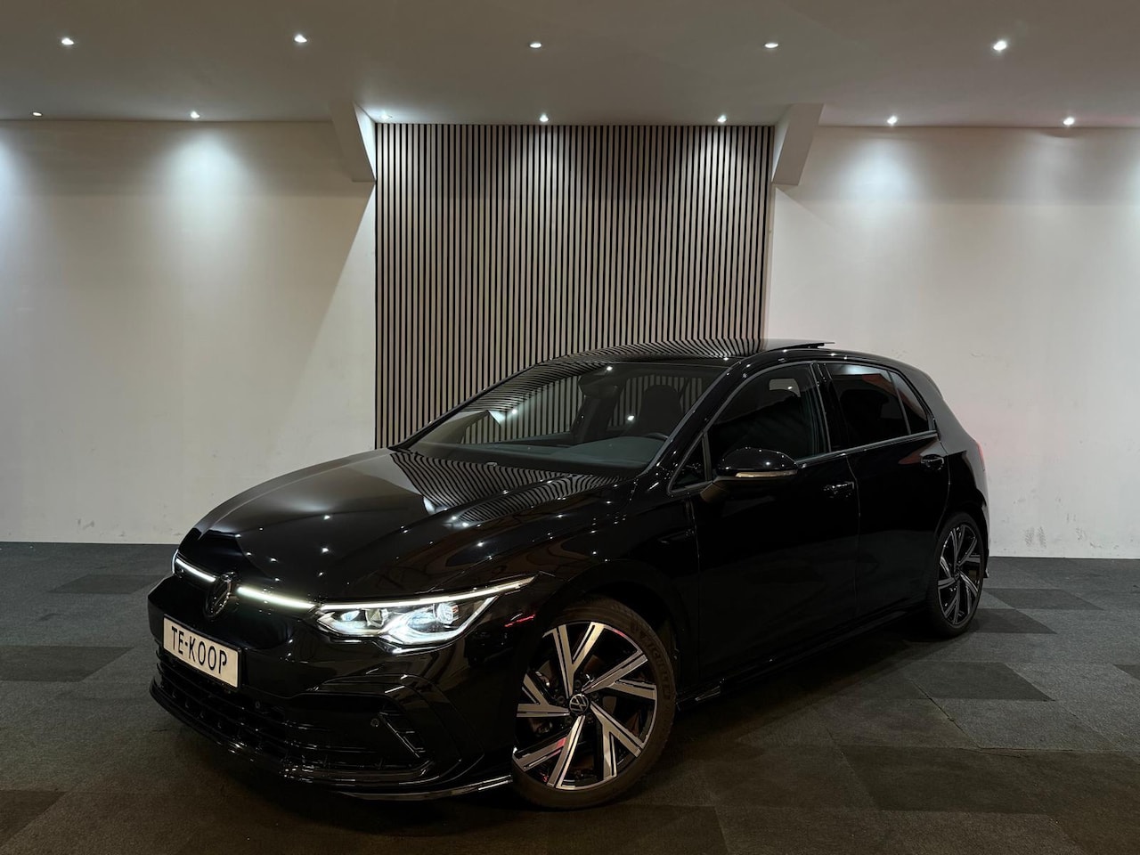 Volkswagen Golf - 1.5 TSI R-Line Pano l Camera l Ambient l ACC l Carplay - AutoWereld.nl
