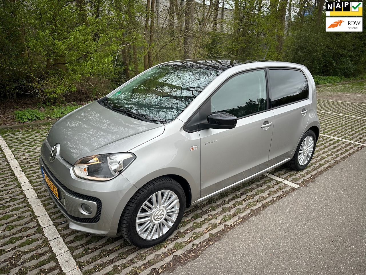 Volkswagen Up! - 1.0 groove up! BlueMotion Panorama Fender Audio 122DKM NAP - AutoWereld.nl