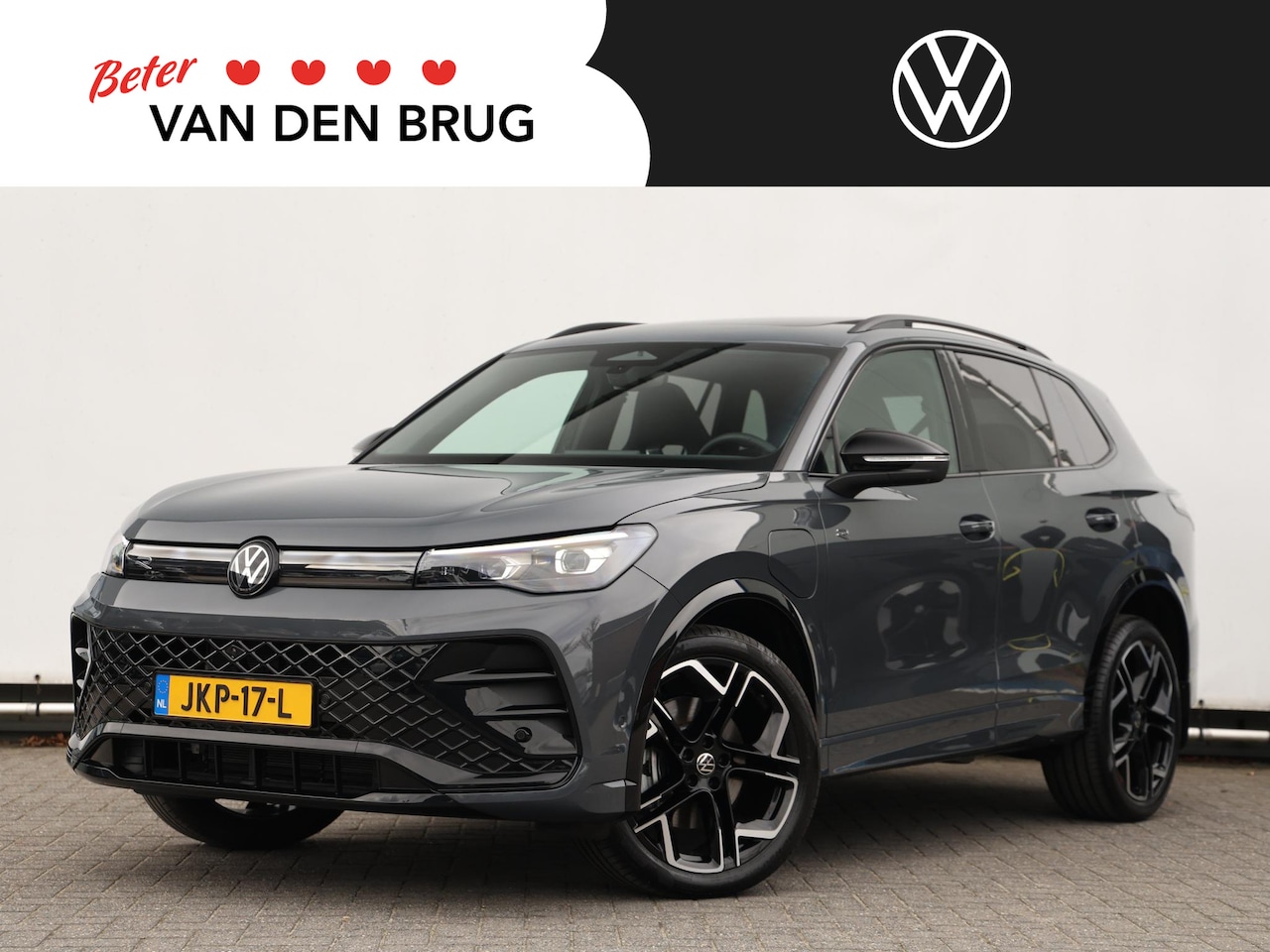 Volkswagen Tiguan - R-Line-Edition e-Hybrid 272PK DSG Black Style | Panoramadak | Trekhaak | Led Matrix | Came - AutoWereld.nl