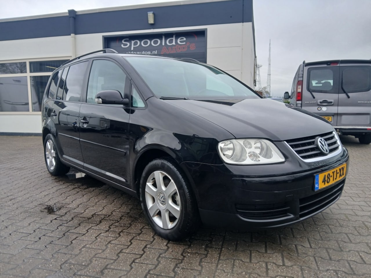 Volkswagen Touran - 1.6-16V FSI Automaat/Dealer onderhouden/Apk 02-'27 - AutoWereld.nl