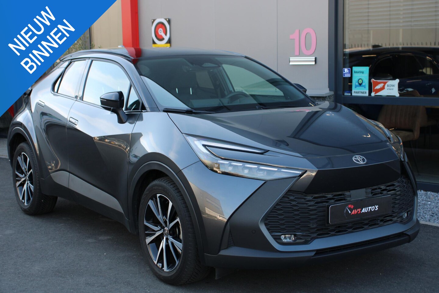 Toyota C-HR - 1.8 Hybrid 140 Dynamic 2025, 12DKM, STOEL/STUUR VERWARMING (* 10 JAAR GARANTIE) - AutoWereld.nl