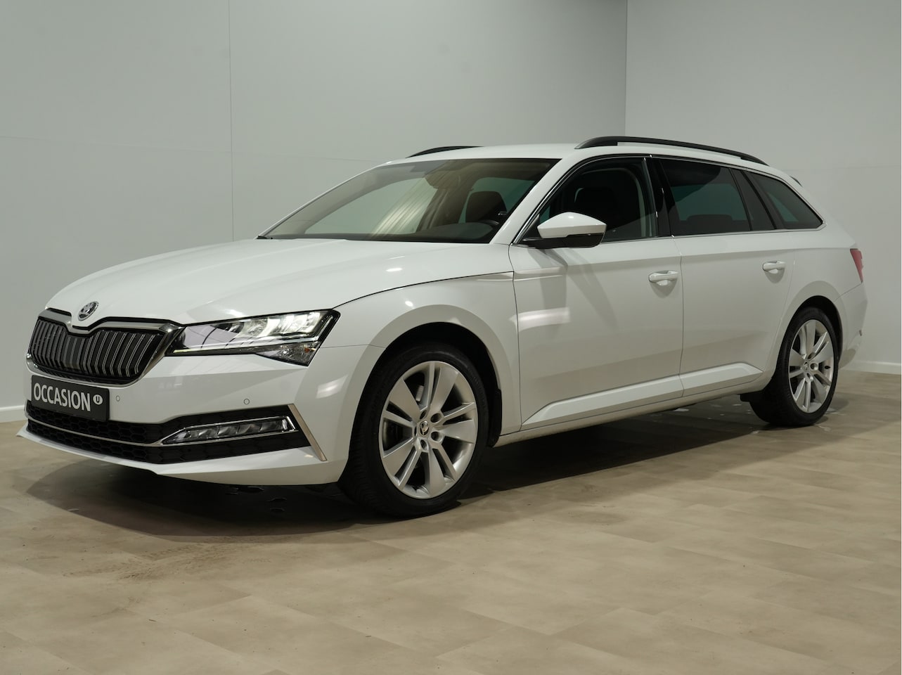 Skoda Superb Combi - 1.4 TSI iV 204pk PHEV Business Edition Plus Trekhaak | Camera | Memory | Carplay | 18" | L - AutoWereld.nl