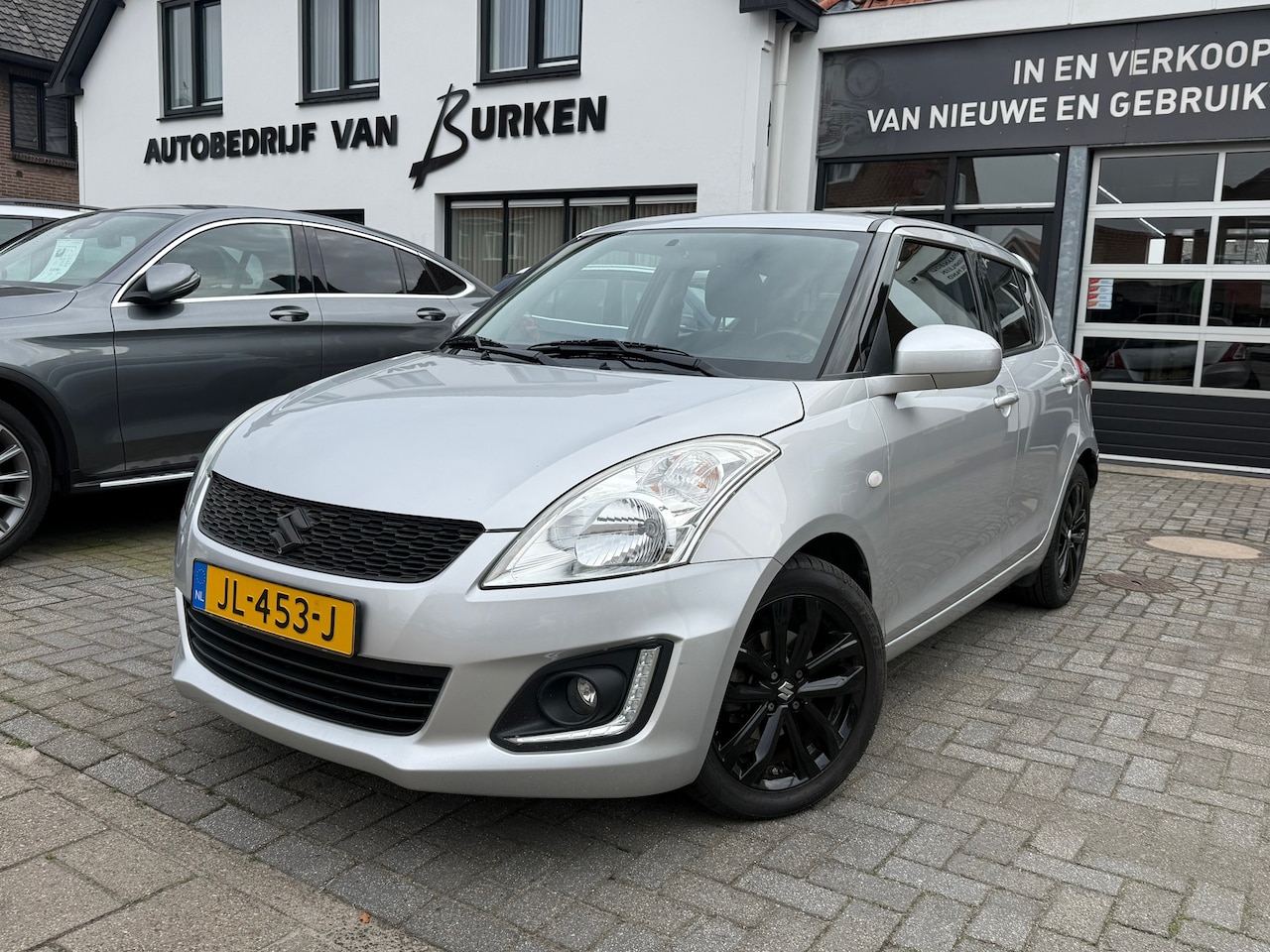 Suzuki Swift - 1.2 Bandit EASSS 1.2 Bandit EASSS, Trekhaak,Stoelverwarming,Cruise control,Airco,L.M.Velgen,Parkeersensoren - AutoWereld.nl