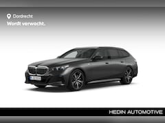 BMW 5-serie Touring - 520d M-Sport | Frozen Mat Lak | 20" | CoPilot | Trekhaak |