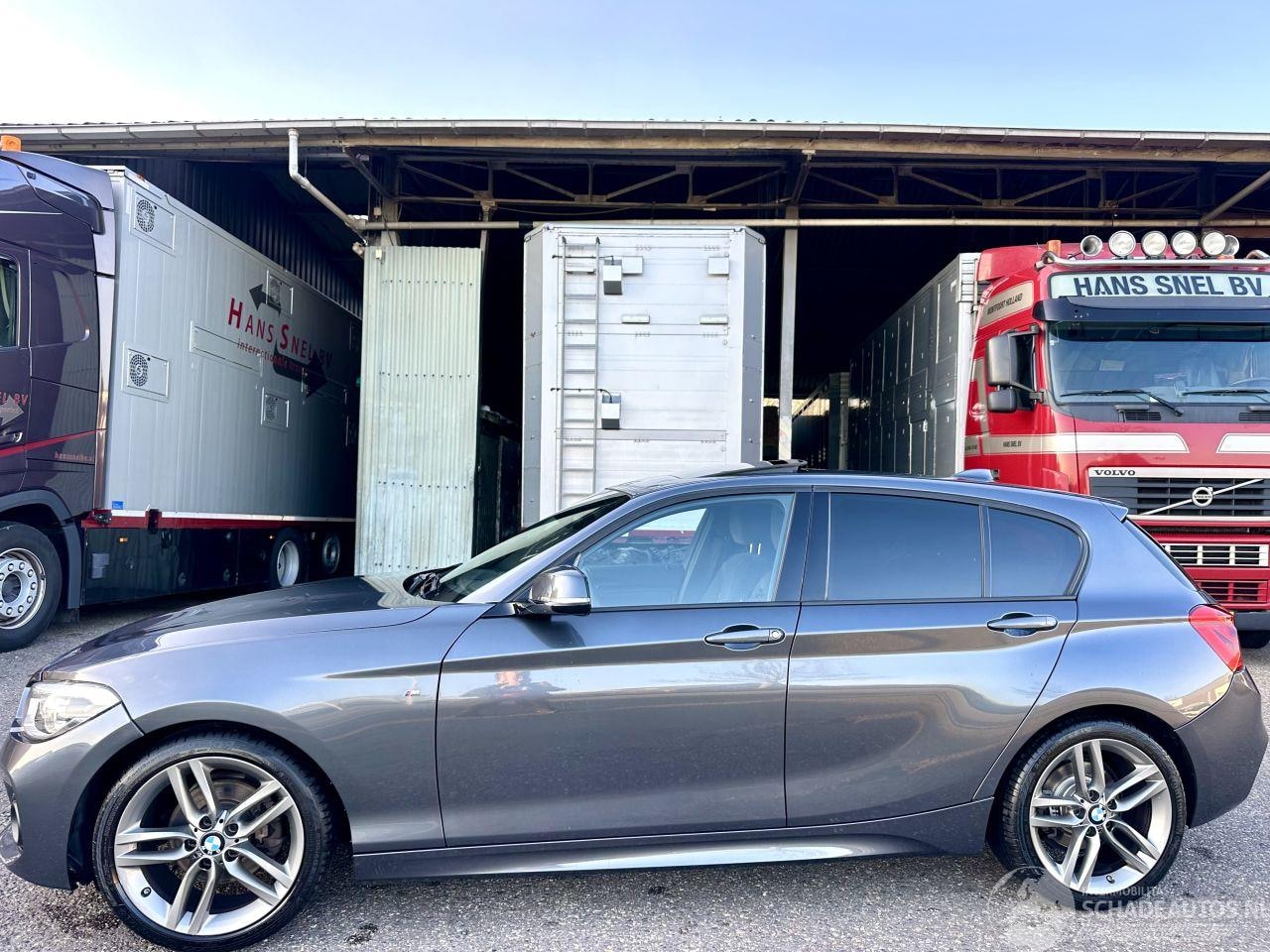 BMW 1-serie - 120i 177pk 8-traps aut M-Sport - schuifdak - navi - pdc - keyless - alcantara - zwarte hem - AutoWereld.nl