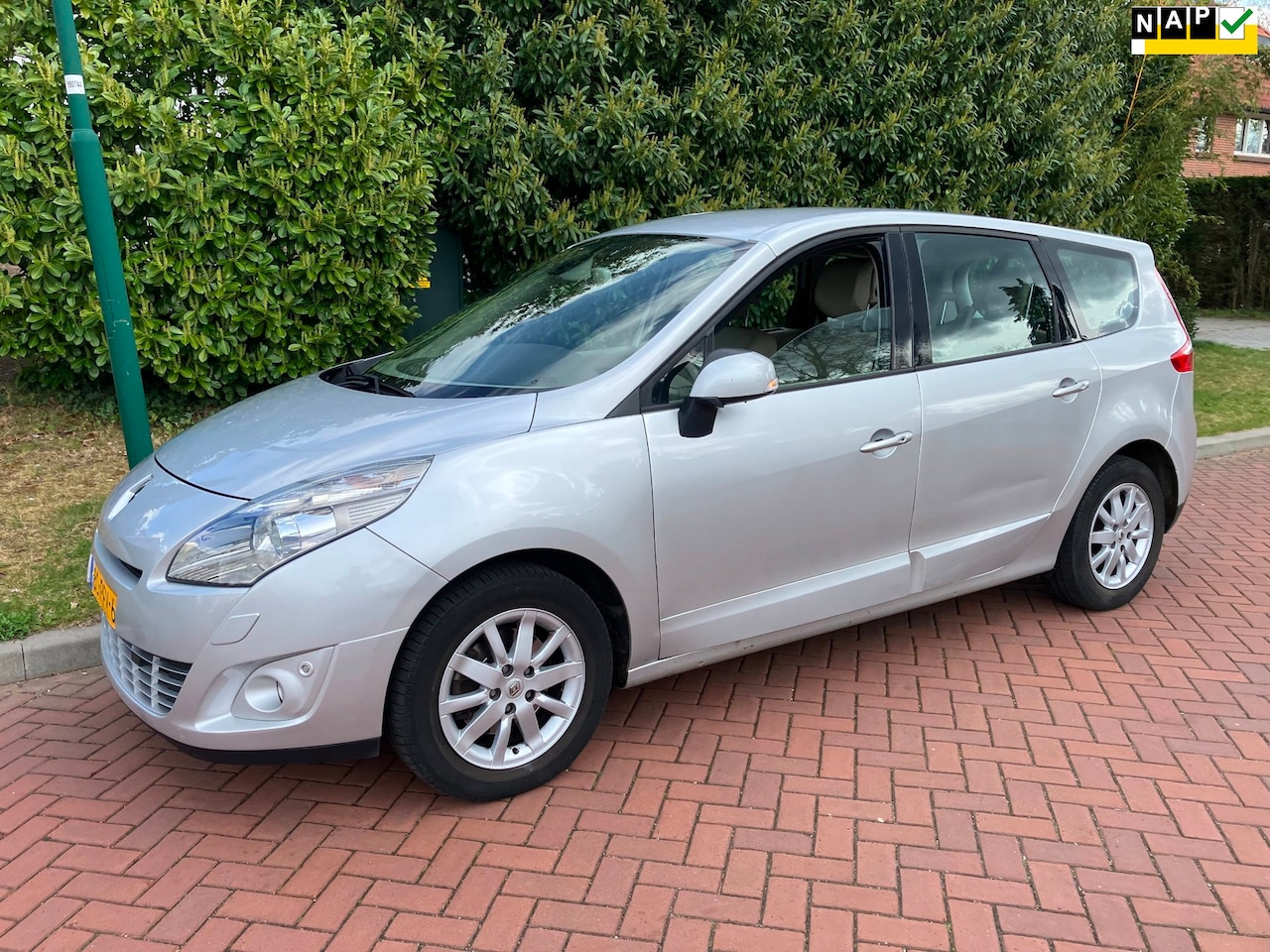 Renault Grand Scénic - 2.0 Privilege automaat leer navigatie rijd heerlijk goed onderhouden - AutoWereld.nl