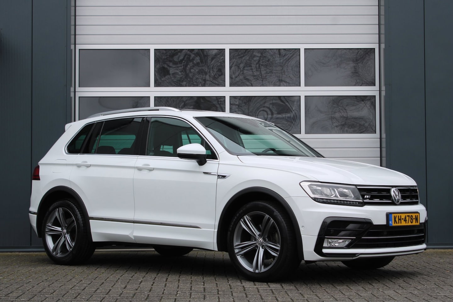 Volkswagen Tiguan - 1.4 TSI ACT Connected Series R-Line ACC/Camera/Panodak/Stoelverwarming/Massage/PDCv+a/LED/ - AutoWereld.nl