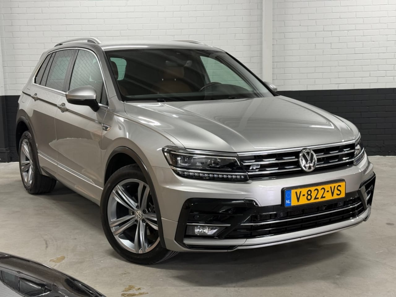 Volkswagen Tiguan - 2.0 TDI 4 Motion 2x R-Line, Leer, Sublieme staat! NW Distributie - AutoWereld.nl