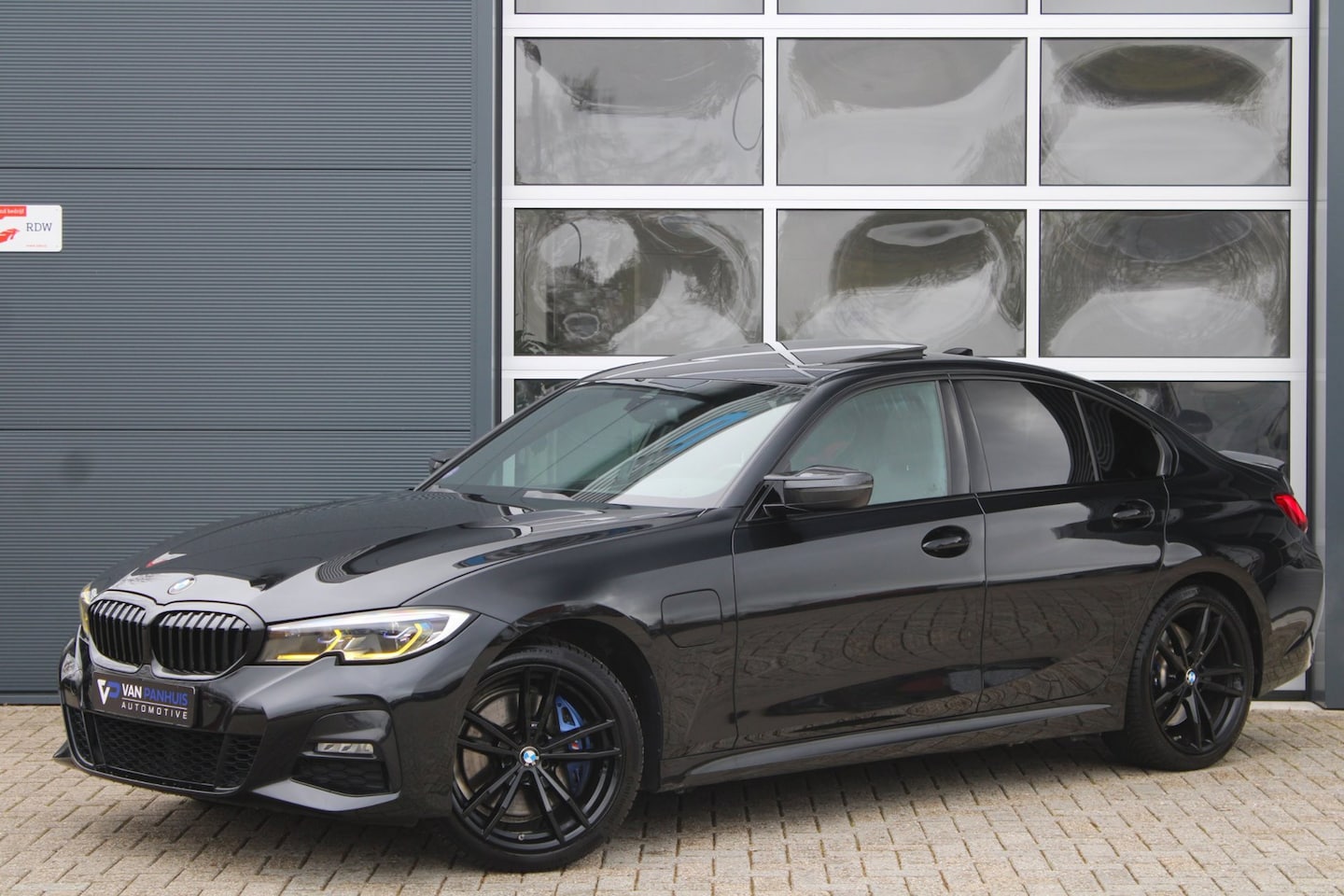 BMW 3-serie - 330e xDrive M-Sport Shadow | Pano | Laser | Memory | HK | HUD - AutoWereld.nl