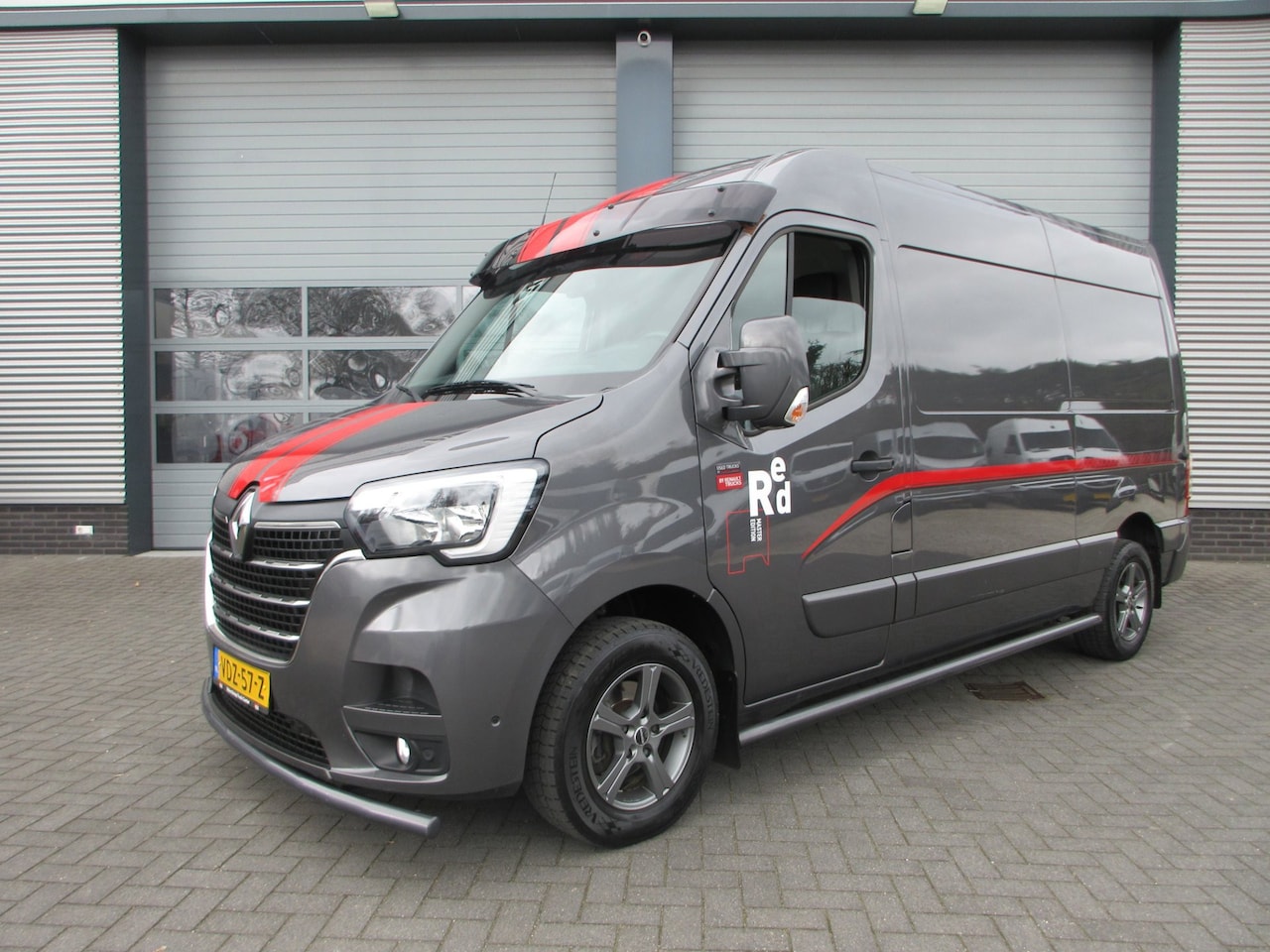 Renault Master - T35 2.3 dCi 180 L2H2 airco pdc trekhaak 3 zits - AutoWereld.nl