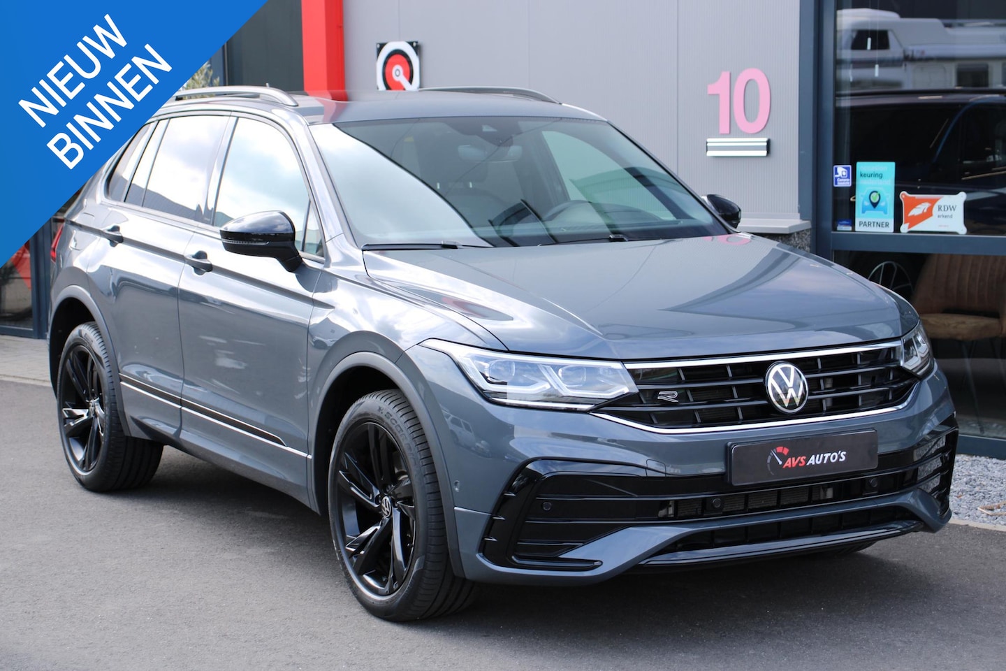 Volkswagen Tiguan - 1.4 TSI eHybrid R-Line Business PANO, BLACK LINE, HEAD-UP, TREKHAAK, CAMERA - AutoWereld.nl